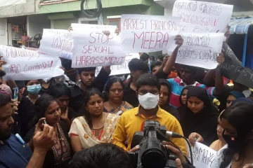 பள்ளி முதல்வரை கைது செய்யுங்கள் - மாணவியின் உடலை வாங்க மறுத்து உறவினர்கள் போராட்டம்