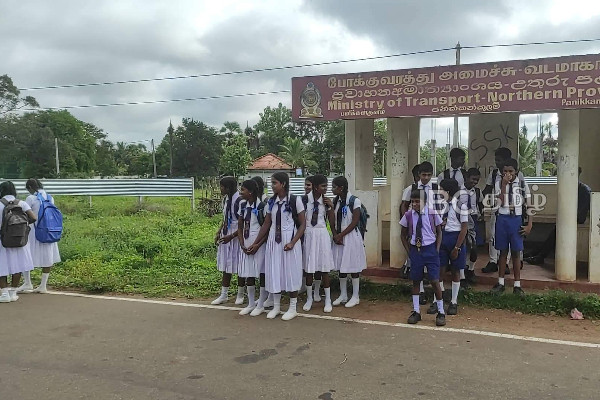 பாடசாலை மாணவர்களை ஏற்றாது செல்லும் பேருந்துகள் - ஆத்திரமடைந்து வீதியை மறித்த பெற்றோர்! | Sri Lanka Mullaitivu School Student Protest