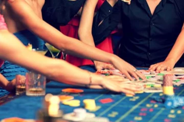 விடுதி ஒன்றில் திடீர் சுற்றிவளைப்பு ; 11 பெண்களும் 4 ஆண்களும் கைது