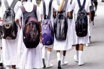 கிளிநொச்சி பாடசாலை மாணவிகளின் முகம் சுழிக்கவைக்கும் செயல்!
