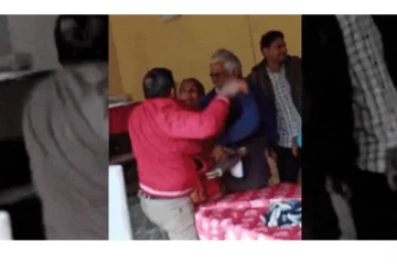 நடக்க முடியாமல் வந்த முதியவர்கள்.. அதிகாரி செருப்பால் அடித்த கொடூரம் - நடந்தது என்ன?