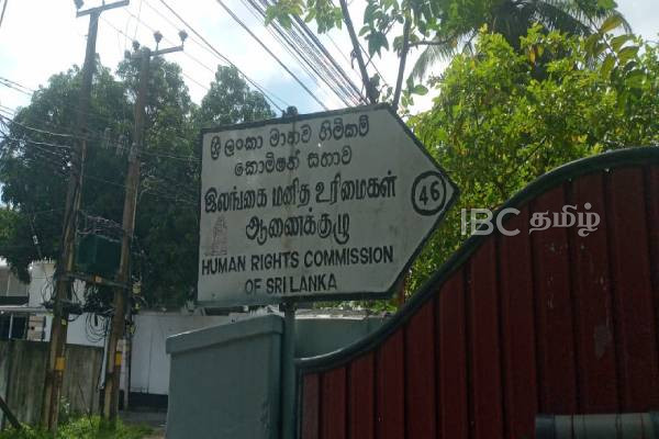 மாவீரர்களின் பெற்றோர்களை கௌரவித்ததற்காக கைது செய்யப்பட்ட நபர்! மனித உரிமைகள் ஆணைக்குழுவுக்குச் சென்ற மனைவி(படங்கள்) | The Arrest Of The N Nakules Complaint By His Wife