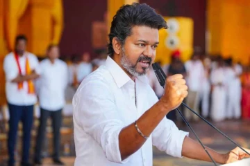 விஜய் மீது 2 குற்ற வழக்குகள்: வேட்புமனுவில் தகவல்