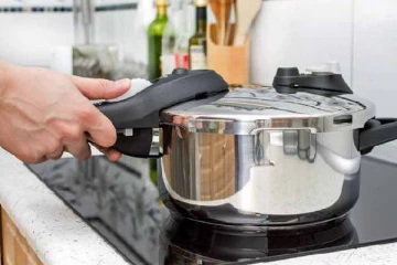 குக்கரில் சமைப்பவர்களா நீங்கள்? குக்கரில் சமைக்கக்கூடாத உணவுகள் என்னென்ன தெரியுமா