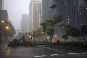 அமெரிக்காவை புரட்டி போட்ட சூறாவளி!வெளியான பகீர் காணொளி!