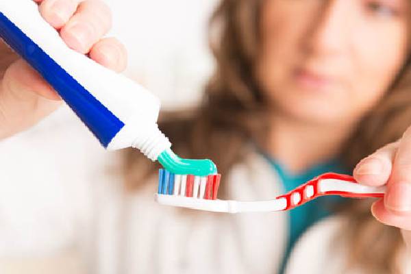 டூத்பேஸ்ட் தெரிவு எந்த அளவிற்கு முக்கியம்னு தெரியுமா? மருத்துவ விளக்கம் | Why Right Toothpaste Is Important Healthy Teeth