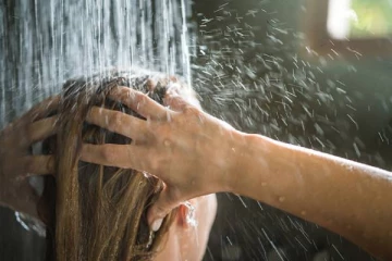 ஈரத்தலையுடன் இதை செய்யாதீங்க... முடி உடனே கொட்டிவிடுமாம்...!