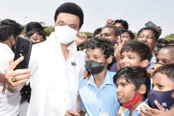 தமிழ்நாட்டின் ஊர்தி,  மாணவர்களையும் ஈர்த்துள்ளது : மாணவர்களுடன் செல்ஃபி எடுத்துக்கொண்ட முதல்வர் ஸ்டாலின்