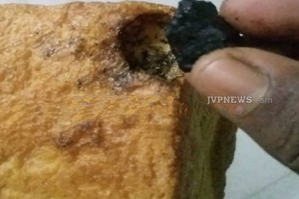 யாழில் கடை ஒன்றிலிருந்து பாண் வாங்கி சென்றவருக்கு காத்திருந்த அதிர்ச்சி | Jaffna Charcoal In The Bread Shocking Incident