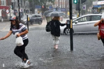 கனமழையால் பரிதவிக்கும் லண்டன் மக்கள்!