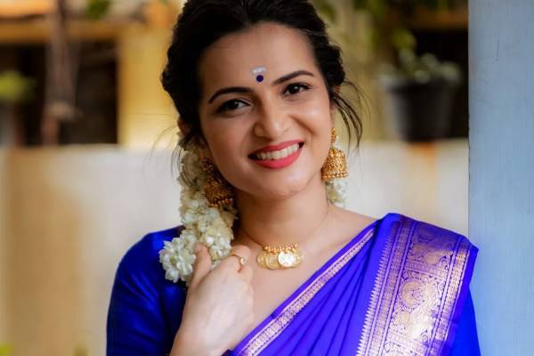 பாலிவுட் நடிகைகளுக்கே டஃப் கொடுக்கும் தொகுப்பாளினி டிடி! படு வைரலாகும் காணொளி | Ddneelakandan New Hot Video Goes Viral