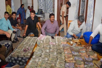 தலைக்கு அடியில் பல கோடிகள்! படுக்கை முழுவதும் கத்தை கத்தையாக பணம்.. தலைசுற்ற வைக்கும் புகைப்படங்கள்