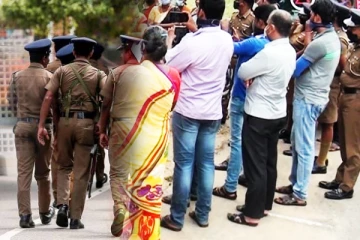 பொலிஸாருடன் கடும் வாக்குவாதம்: திருகோணமலைக்கு திருப்பியனுப்பப்பட்ட ஆர்ப்பாட்டக்காரர்கள்