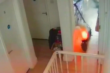 லண்டனில் திடீரென பற்றி எரிந்த எலெக்ட்ரிக் ஸ்கூட்டர்! அதிர்ச்சியூட்டும் வீடியோ காட்சிகள்