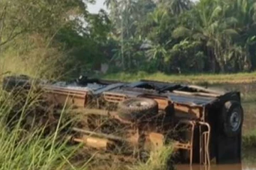 ගහත් කඩාගෙන කුඹුරට ගිය පොලිස් සැරයන් - (VIDEO)