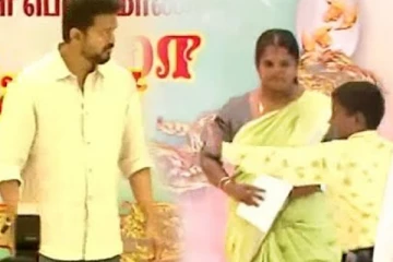 அடிப்பது போல் வந்த சிறுவன்.. Shock ஆகி நின்ன Thalapathy Vijay