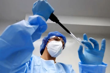 ஒரே நேரத்தில் 2 கோவிட் வைரஸால் பாதிக்கப்பட்டு இறந்த பெண்! எந்த நாட்டில் தெரியுமா?