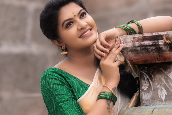 கிளாமருக்கு மாறிய நடிகை ரச்சிதா.. அவரா இப்படி என ரசிகர்கள் ஷாக் | Rachitha Mahalakshmi Glamour Dress Shocks Fans