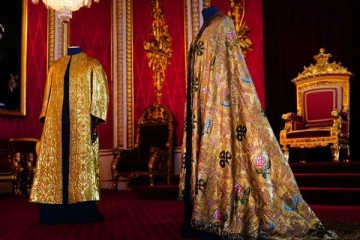 ராஜ பரம்பரை ராஜ பரம்பரை தான்யா...தங்க ஆடையில் மன்னர்