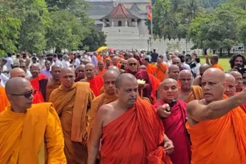 ඥානසාර හිමියන්ගේ චීවරය ගලවන්න දෙන්නේ නෑ- මහා සංඝරත්නය මහනුවර දළදා මාලිගාව ඉදිරිපිටින් පාරට බසී