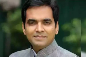 செருப்பால் அடித்து விரட்டப்பட்ட வேட்பாளர்;  இந்தியாவிலேயே அதிக வாக்கு வித்தியாசத்தில் வெற்றி!