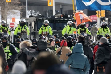 கனேடிய நாடாளுமன்றத்தை முற்றுகையிட்ட போராட்டக்காரர்கள்; அதிரடியாக கைது!