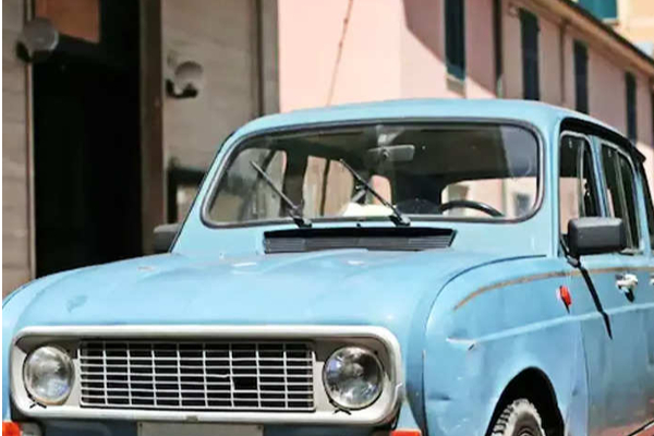 47 ஆண்டுகளாக ஒரே இடத்தில் நிறுத்தப்பட்ட இங்கிலாந்து ஜோடியின் கார்.... பிண்ணயில் இப்படி ஒரு சோகம்! | Vintage Car Parked For 47 Years In Same Spot To