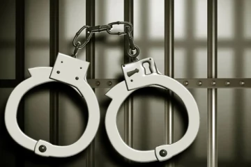 பேருந்தில் வைத்து பெண்ணின் தலைமுடியை வெட்டிய மௌலவி