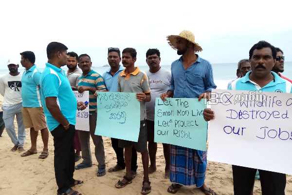 நிலாவெளி கடற்கரையில் ஆர்ப்பாட்டம் | Demonstration