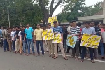 திடீரென வீதிக்கு இறங்கிய கிழக்கு பல்கலை மாணவர்கள் (படங்கள்)