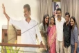 வெற்றி பெற்றதும் முதன்முதலில் பெற்றோரை பார்க்க வந்த விஜய்! வைரலாகும் புகைப்படங்கள்