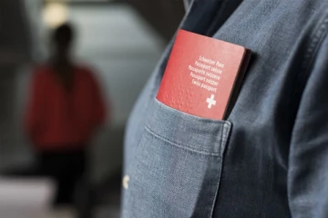 உலகிலேயே இந்த நாட்டில் குடியுரிமை பெறுவதுதான் மிகவும் கடினம்: நடைமுறையை எளிதாக்க விடுக்கப்பட்டுள்ள கோரிக்கை