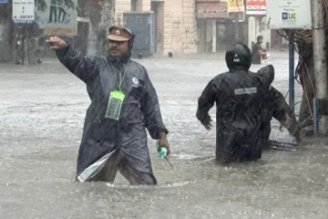 விடாமல் கொட்டும் கனமழை..தத்தளிக்கும் தலைநகரம் சென்னை - பதற வைக்கும் வீடியோ காட்சிகள்!