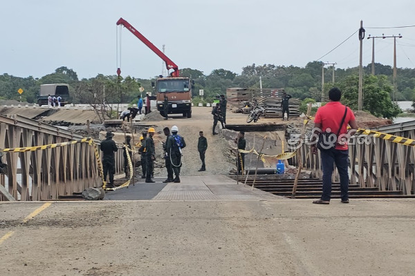 நாயாற்று பகுதியில் தடைப்பட்டுள்ள போக்குவரத்து.. முன்னெடுக்கப்பட்டு வரும் நடவடிக்கை | Traffic Blocked In Nayatru Area நாயாற்று பகுதியில் தடைப்பட்டுள்ள போக்குவரத்து.. முன்னெடுக்கப்பட்டு வரும் நடவடிக்கை | Traffic Blocked In Nayatru Area