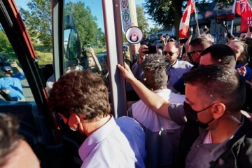 பிரதமர் ட்ரூடோ மீது கல் வீசியவர் கைது