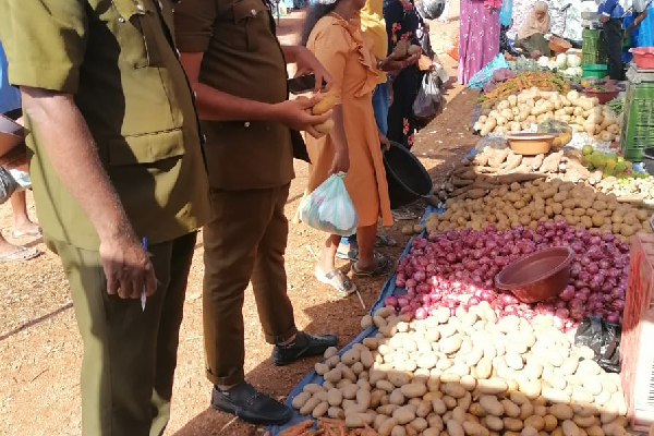 மூதூர் சந்தையை அசிங்கப்படுத்தும் வியாபாரிகள் – கவனக்குறைவாக உள்ள மூதூர் பிரதேச சபை | Traders Defacing Mudur Market Careless Mudur Sabha மூதூர் சந்தையை அசிங்கப்படுத்தும் வியாபாரிகள் – கவனக்குறைவாக உள்ள மூதூர் பிரதேச சபை | Traders Defacing Mudur Market Careless Mudur Sabha