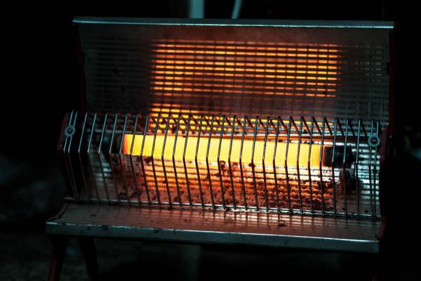 ரூம் ஹீட்டர் போடுற பழக்கம் இருக்கா? உயிரை பறிக்கும் ஆபத்து உங்களுக்கு.. | Dangers Of Sleeping With Your Room Heater