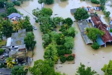 வெள்ளம் மற்றும் மண்சரிவு ; நாடு முழுவதும் போக்குவரத்து முடக்கம் தீவிரம்