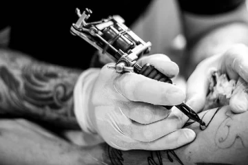 டாட்டூக்கள் ஆபாசமானவை மற்றும் இழிவானவை; 15 நாட்களில் நீக்க வேண்டும்- அதிரடி உத்தரவு!