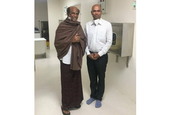 மருத்துவமனையில் இருந்து டிஸ்சார்ஜ் ஆவதற்கு முன் எடுக்கப்பட்ட ரஜினியின் புகைப்படம்... | Rajini With Doctor Before Discharge