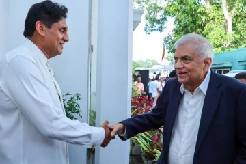 රනිල් ඇතුළු හිටපු නායකයින් විපක්ෂ නායක කාර්යාලයට රැස්වුණේ ඇයි?