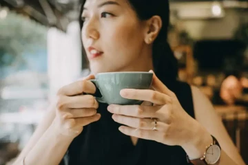 நீங்கள் காலை எழுந்தவுடன் டீ, காபி குடிப்பவரா? ஜாக்கிரதை இருங்க.. இந்த பிரச்சனைகள் வரலாம்!