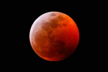 පොහෝ දා පූර්ණ චන්ද්‍රග්‍රහණයක් - ලංකාවට දැකගත හැකි වෙලාව මෙන්න..