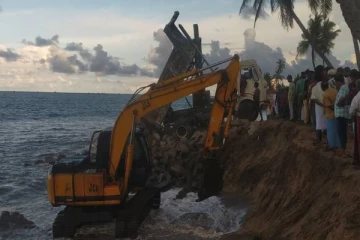 அம்பாறையில் கடலுக்குள் விழுந்த கனரக வாகனம்... தெய்வாதீனமாக உயிர் தப்பிய சாரதி!