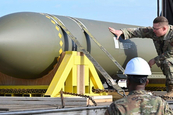 அமெரிக்க இராணுவத்தின் மறைமுக எச்சரிக்கை..! | Us Military Released Pictures Of Powerful Bomb