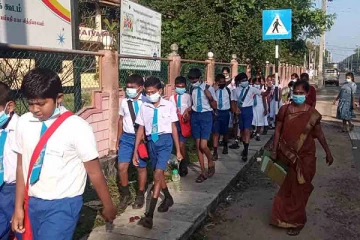 நாடளாவிய ரீதியில் ஐந்தாம் தர புலமைப்பரிசில் பரீட்சை; உற்சாகத்துடன் சென்ற மாணவர்கள்