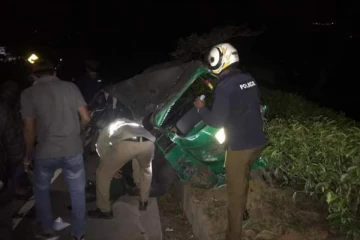 நானுஓயாவில் முச்சக்கரவண்டி விபத்தில் மூவர் படுகாயம் (photo)