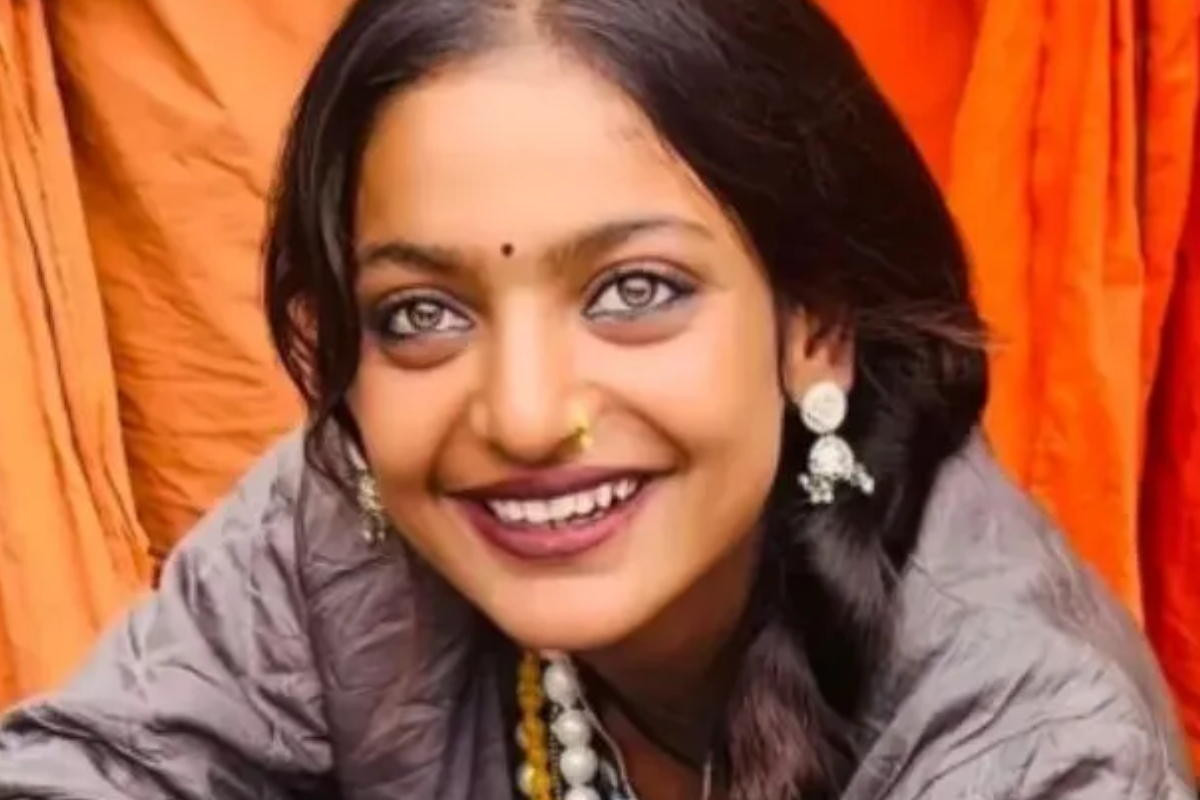 குடும்பத்தினர் கண்முன் நடிகையிடம் தவறான முறையில் நடந்துகொண்ட இயக்குநர்.. கும்பமேளாவில் வைரலான நடிகை மோனாலிசா வேதனை | Monalisa Accuses Director Misbehaving With Her