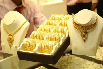 மூன்று கிலோ தங்க நகை அணிந்திருக்கும் பிரபல ஹீரோவின் மனைவி! போட்டோ பார்த்து ஷாக் ஆகாதீங்க