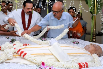 இரா. சம்பந்தனின் பூதவுடலுக்கு மஹிந்த அஞ்சலி